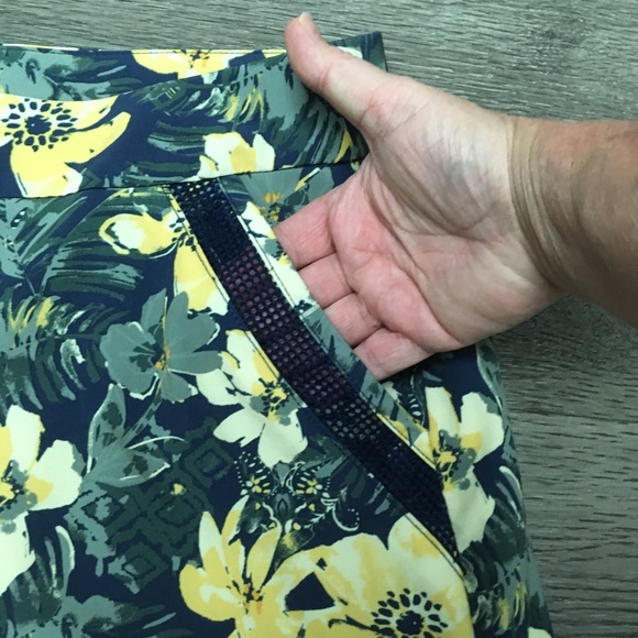 DB Sunday Skort Small Hawaiian Floral Athleisure Blue Yellow Tennis Golf Pockets - Picture 6 of 7